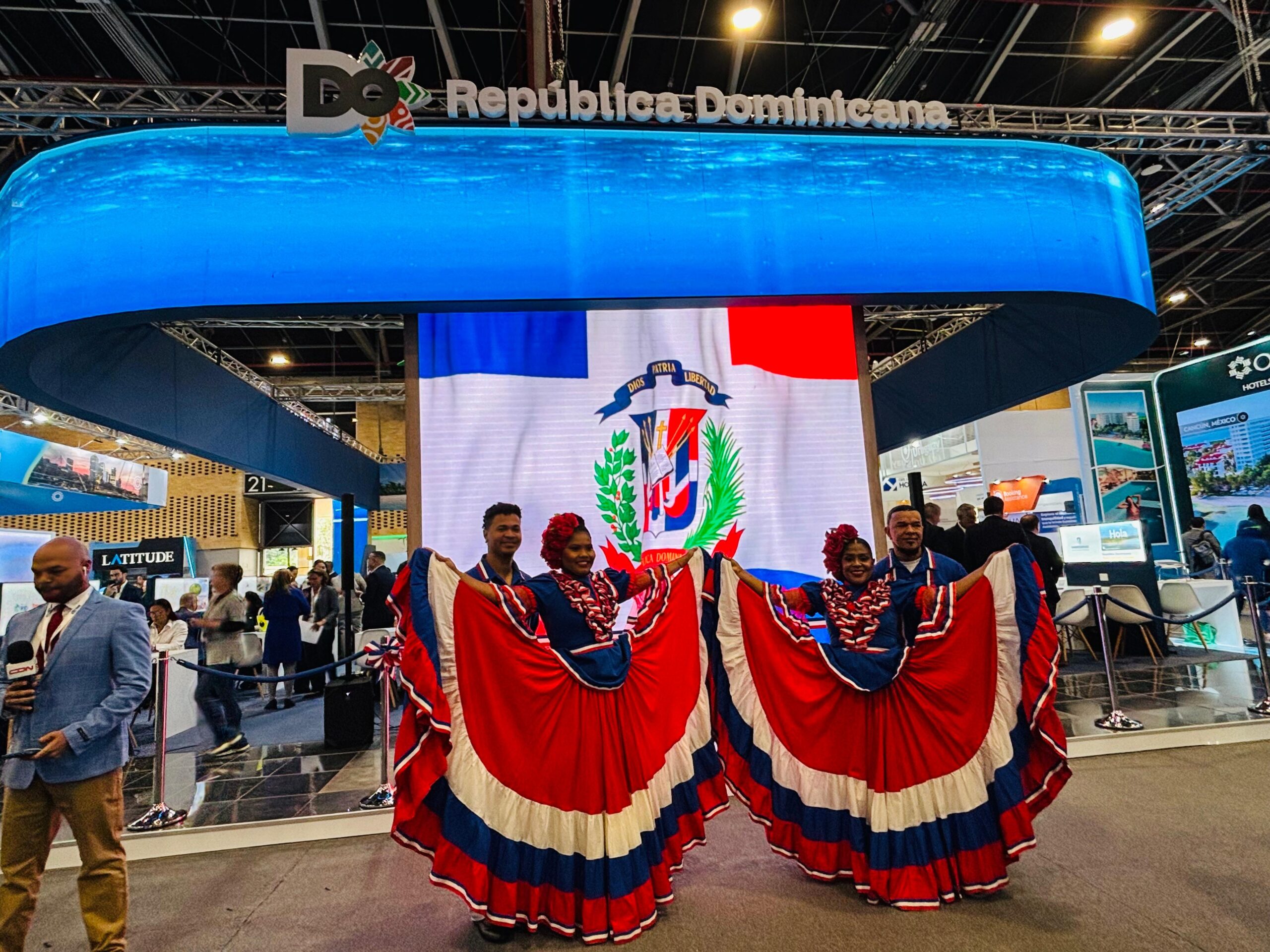 Delegación de jóvenes dominicanos visita embajada en Colombia y participa en feria turística ANATO 2025