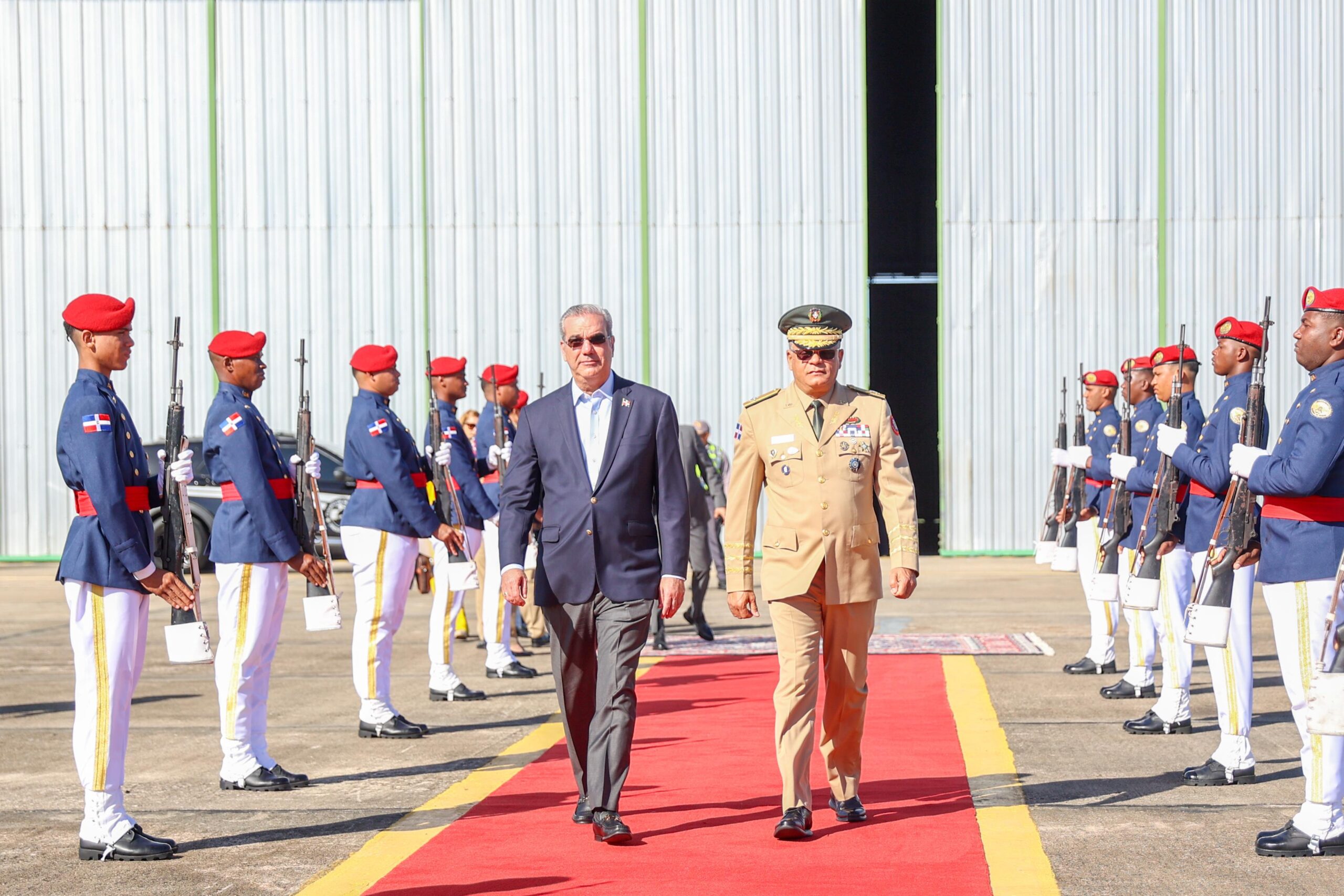 Presidente Abinader sale a Uruguay para asistir a toma de posesión de Yamandú Orsi