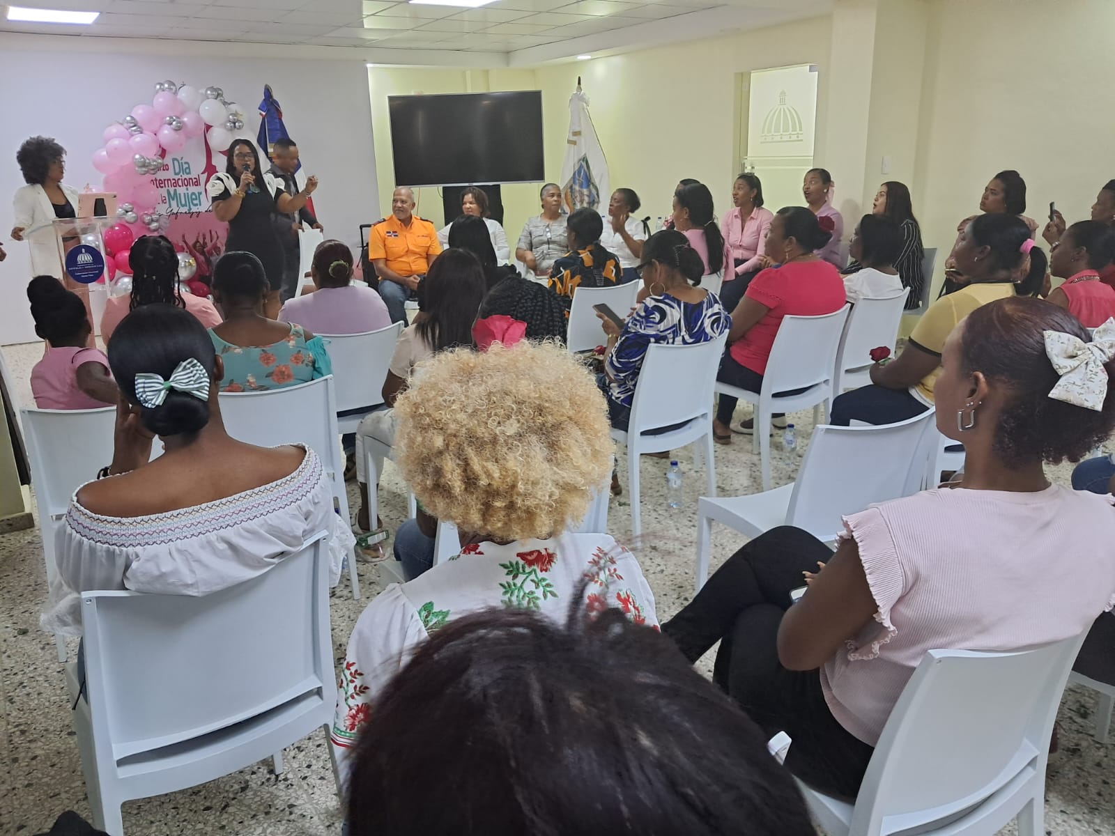 Yafreisis de los Santos celebra el Día Internacional de la Mujer con emotivo reconocimiento en Monte Plata