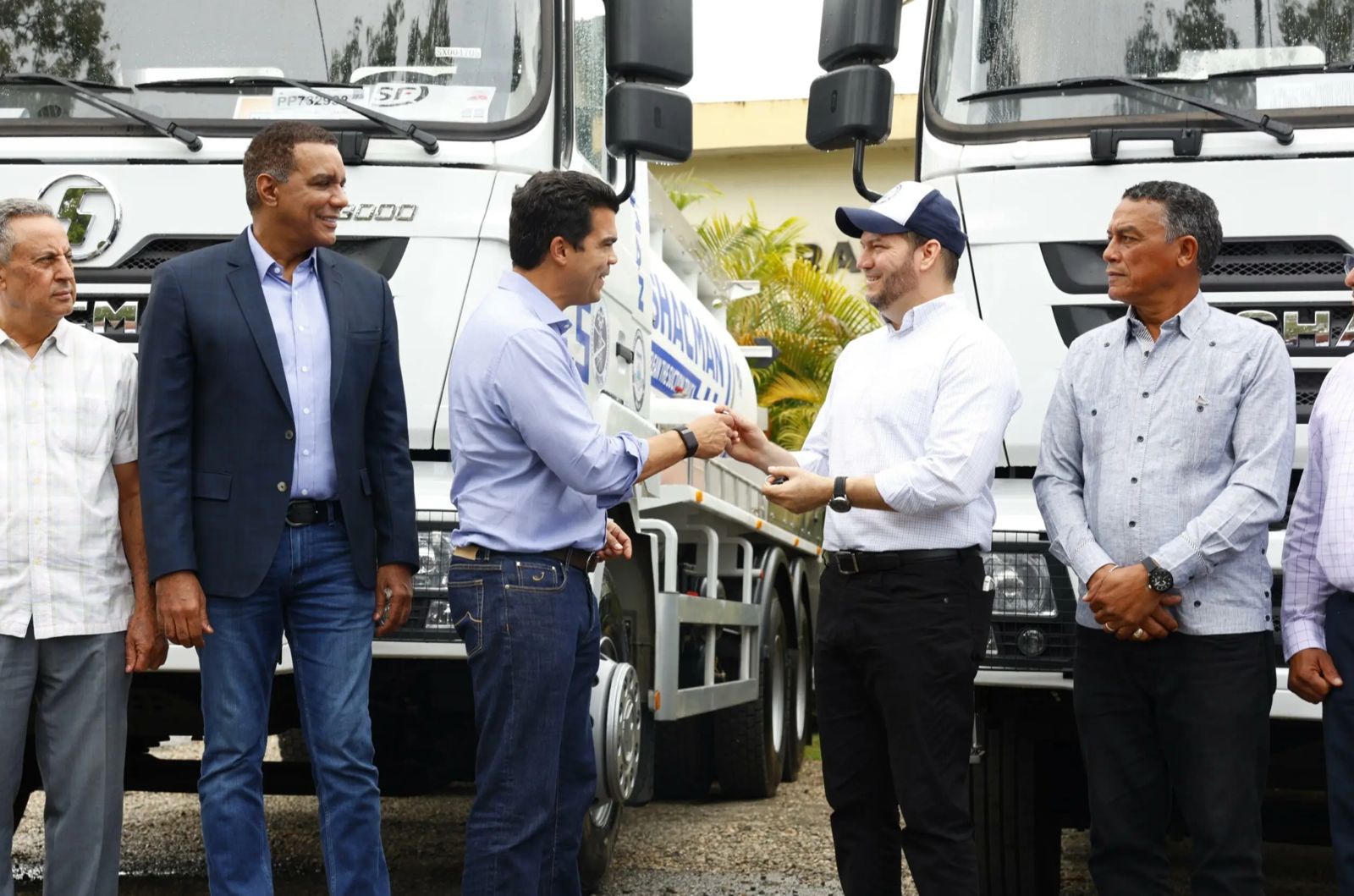 Arnaud trata con sectores de Espaillat sobre proyecto de agua y saneamiento; entrega dos camiones a la Coraamoca