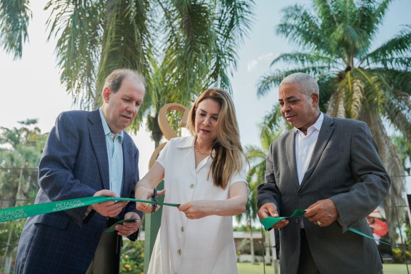 Inauguración de la Exposición Fotográfica “Pétalos y Colores” en Santo Domingo