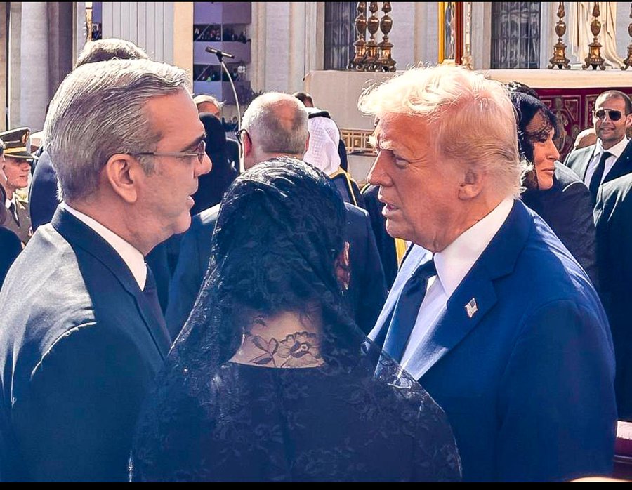 Presidente Abinader y Donald Trump conversan brevemente durante ceremonia en honor al Papa Francisco