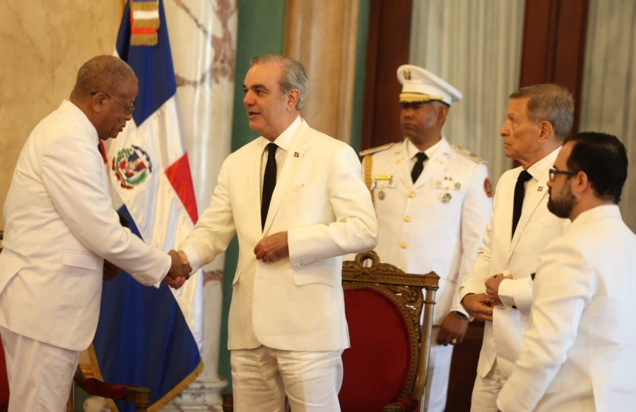Luis Abinader recibe las cartas credenciales del nuevo embajador de Haití, Emmanuel Fritz Longchamp