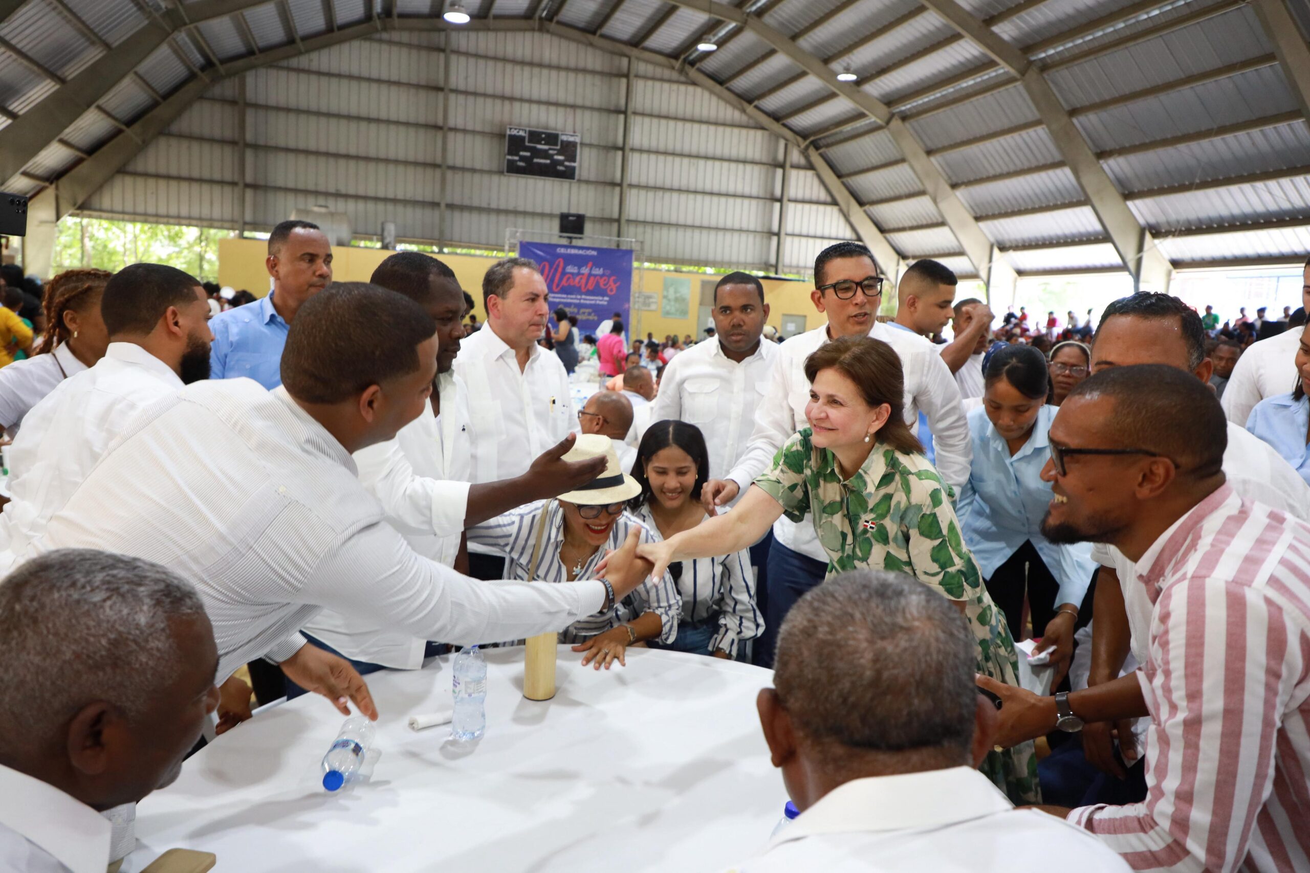 Vicepresidenta Raquel Peña celebra el Día de las Madres en Bahoruco con almuerzo especial