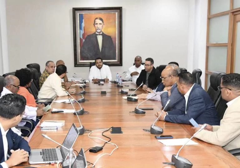 Comisión especial de la JCE socializa candidaturas independientes con partidos mayoritarios