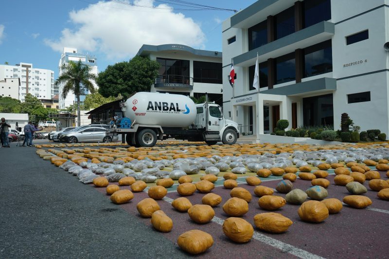 Confiscan casi 5,000 libras de marihuana camufladas en camión tanquero en Santo Domingo