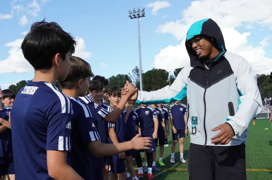 David Villa y Myke Towers unen fútbol y música para ayudar a comunidades vulnerables