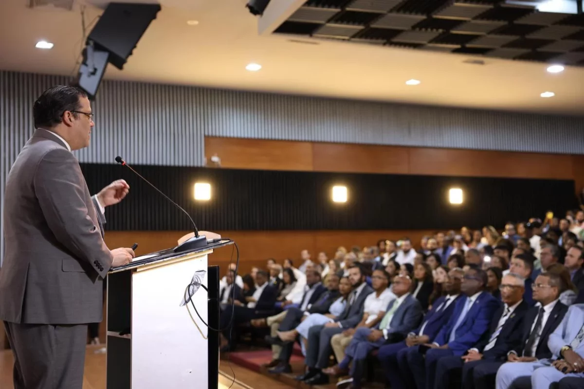 Director de Aduanas resalta la logística como motor económico de República Dominicana y anuncia acuerdo de becas con la UASD
