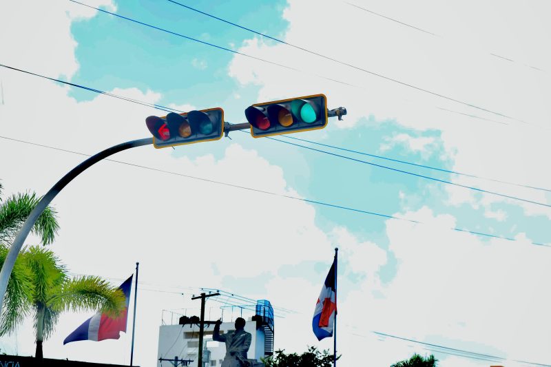INTRANT instala semáforo en avenida San Isidro y Avenida Ecológica tras persistente solicitud comunitaria