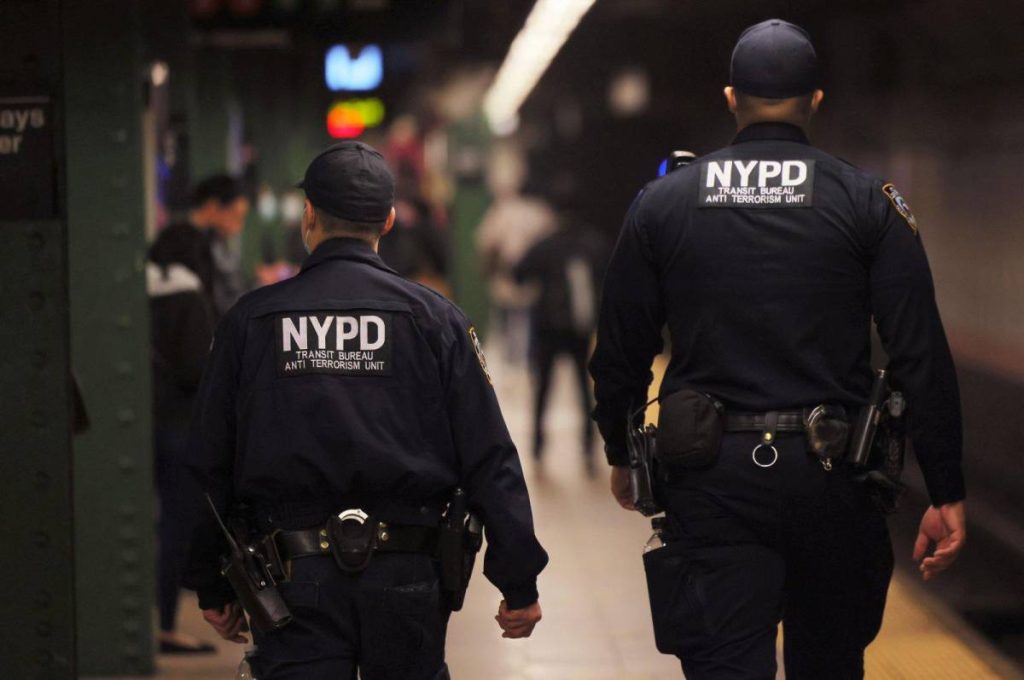 Policía de Nueva York Intensifica Búsqueda de Sospechosos por Cinco Homicidios Durante el Fin de Semana