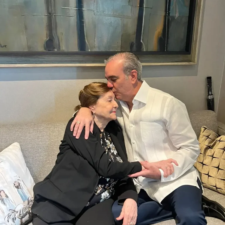 Presidente Abinader honra a las madres dominicanas en su día