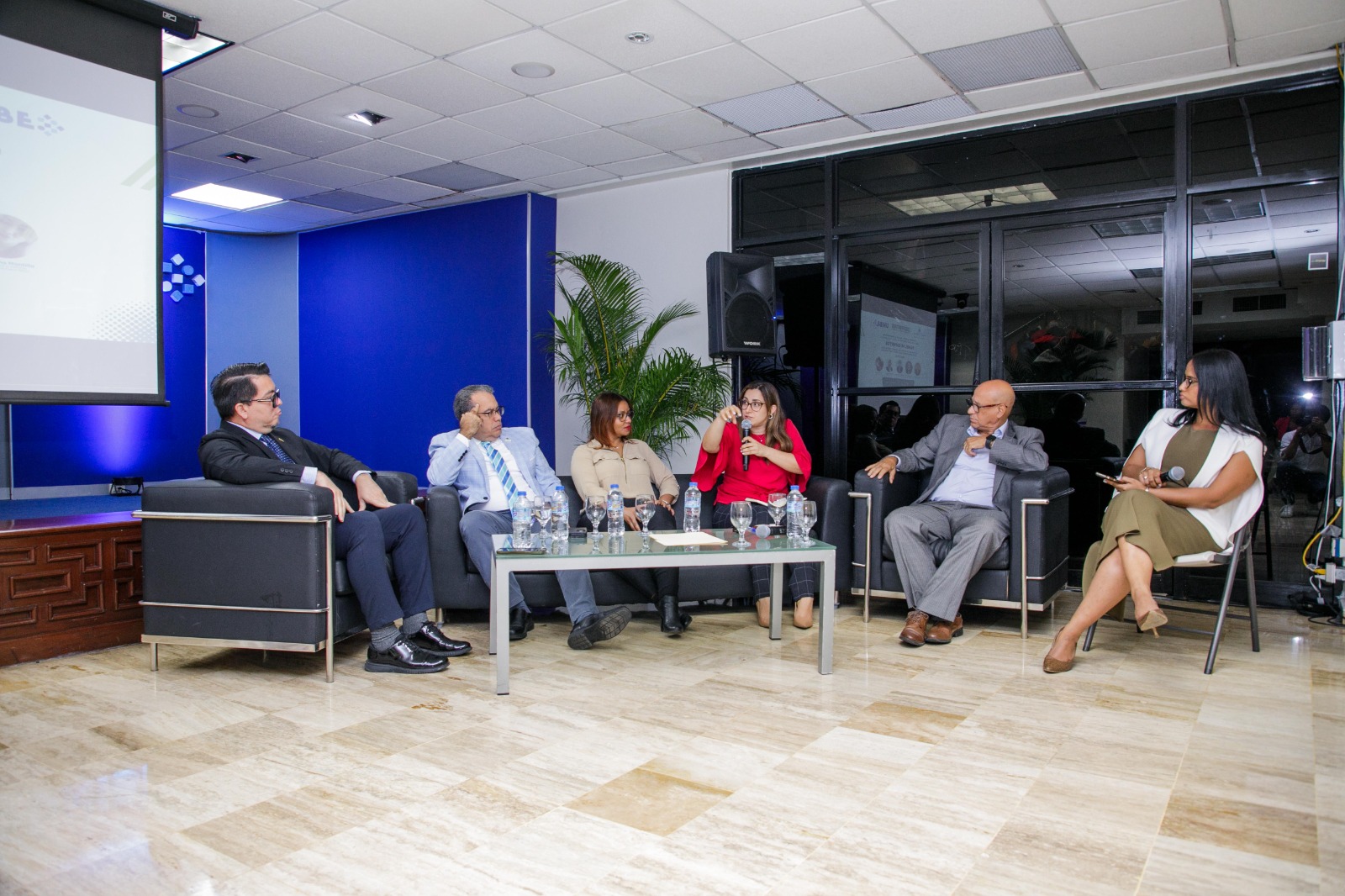 UNIBE y el Gabinete de Política Social realizan panel sobre el uso de la inteligencia artificial en la protección social