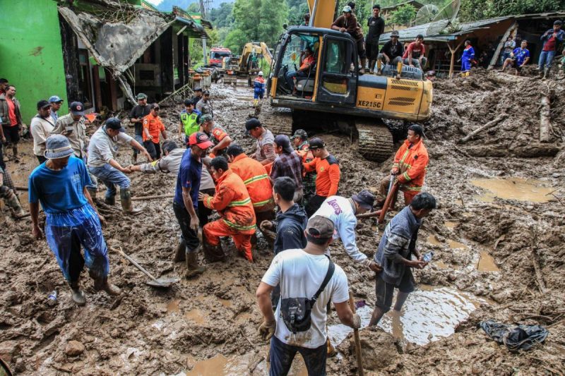 Un muerto y 19 desaparecidos tras deslizamiento de tierra en Yakarta, Indonesia