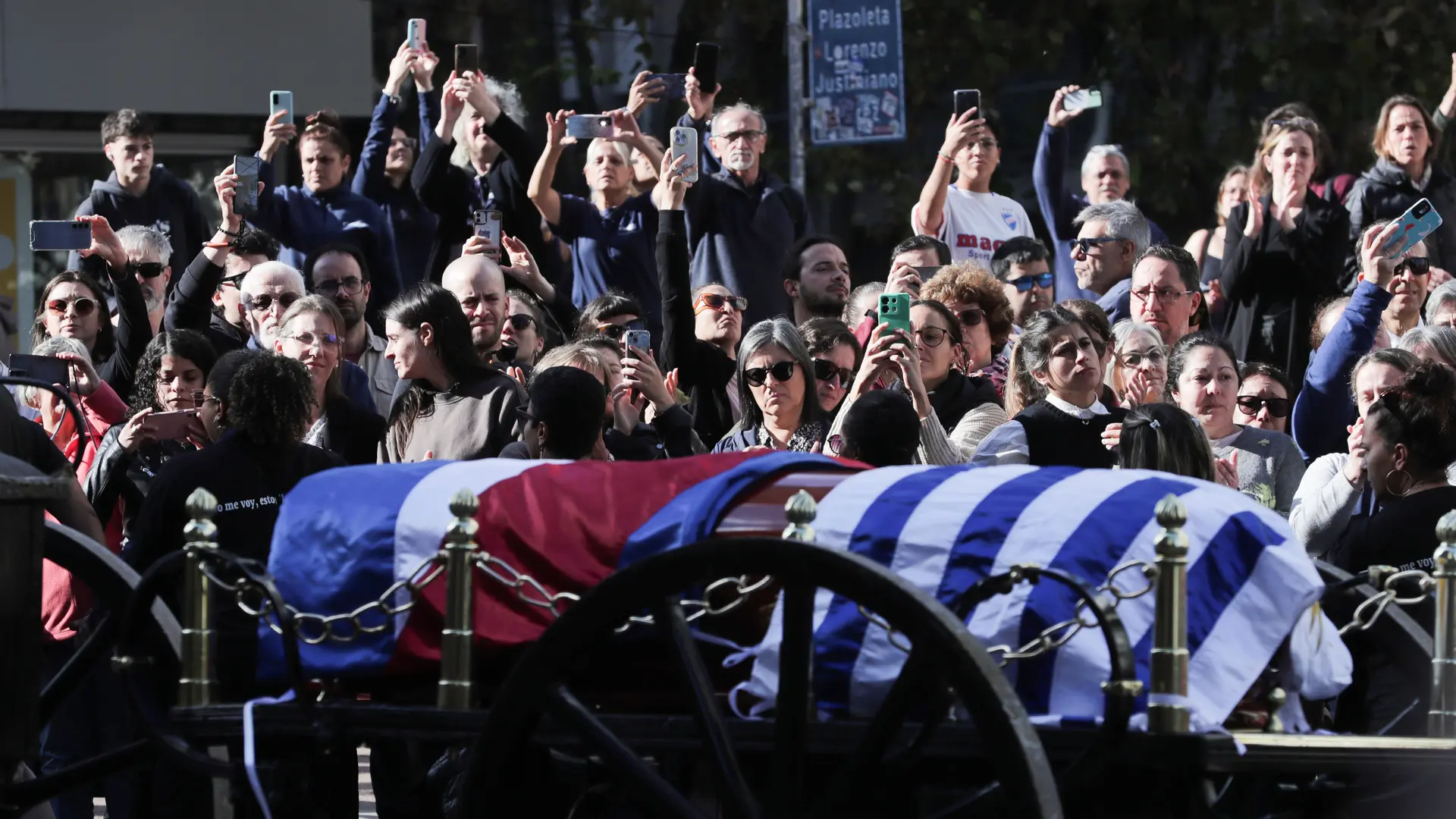 Comienza el cortejo fúnebre del expresidente uruguayo José Mujica: miles lo acompañan en Montevideo