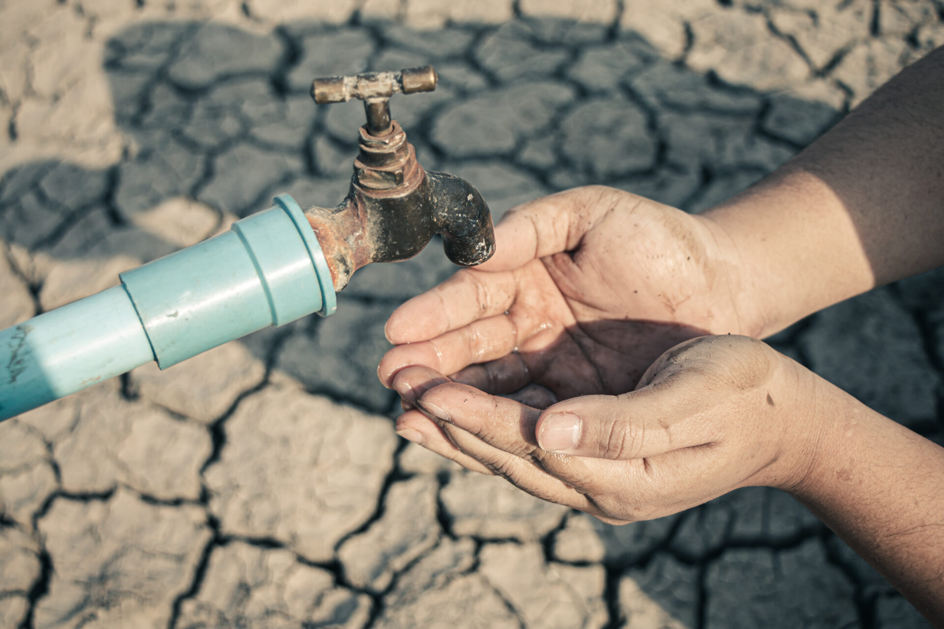 Moradores de Villa Progreso exigen solución urgente a prolongada escasez de agua en La Vega
