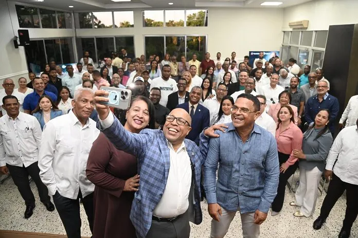 Alfredo Pacheco resalta el valor del «Liderazgo y Resiliencia» durante conferencia en la UTECO