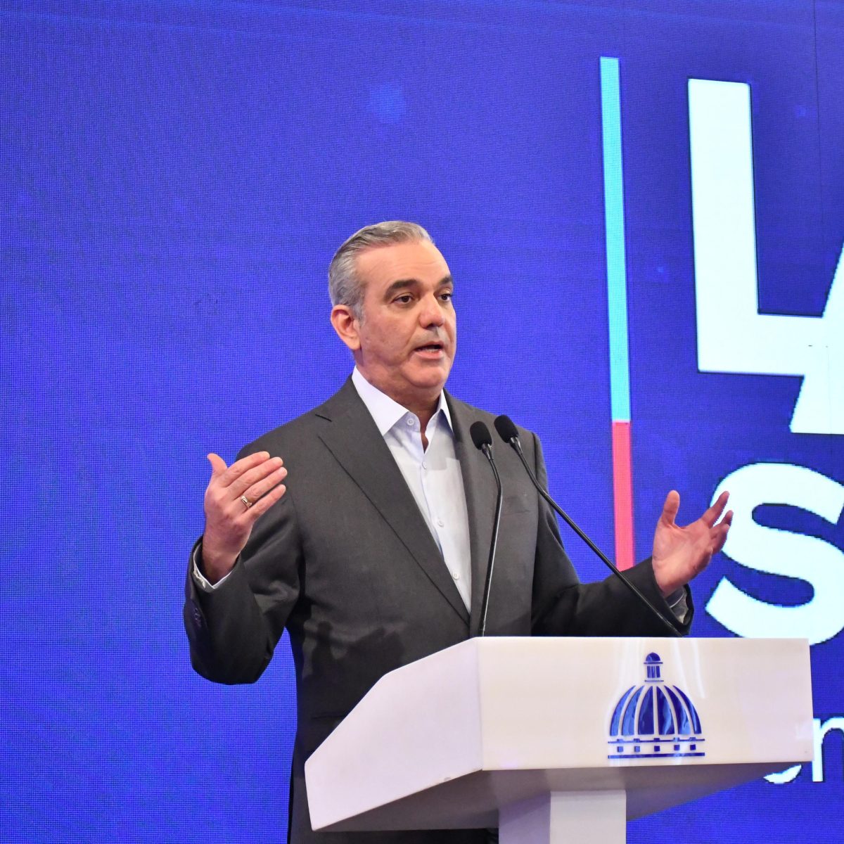 Retorno del Presidente Abinader a LA Semanal tras viaje al extranjero