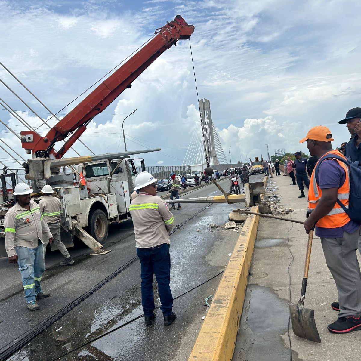 Colapso de postes eléctricos en el puente de la 17 provoca congestión vehicular