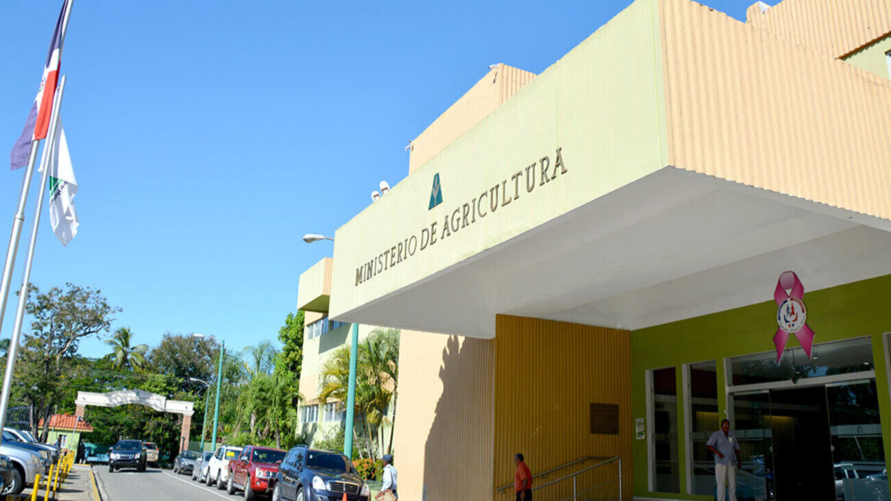 Ministro de Agricultura anuncia apoyo a afectados por incendio en Merca Santo Domingo