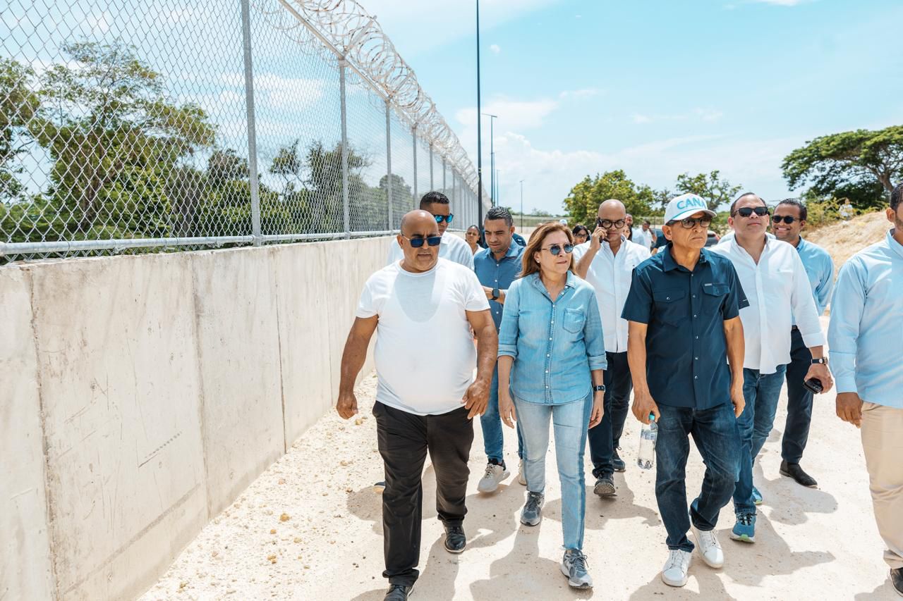 Carolina Mejía propone fortalecimiento de la verja con Haití y desarrollo de muros económico y ecológico