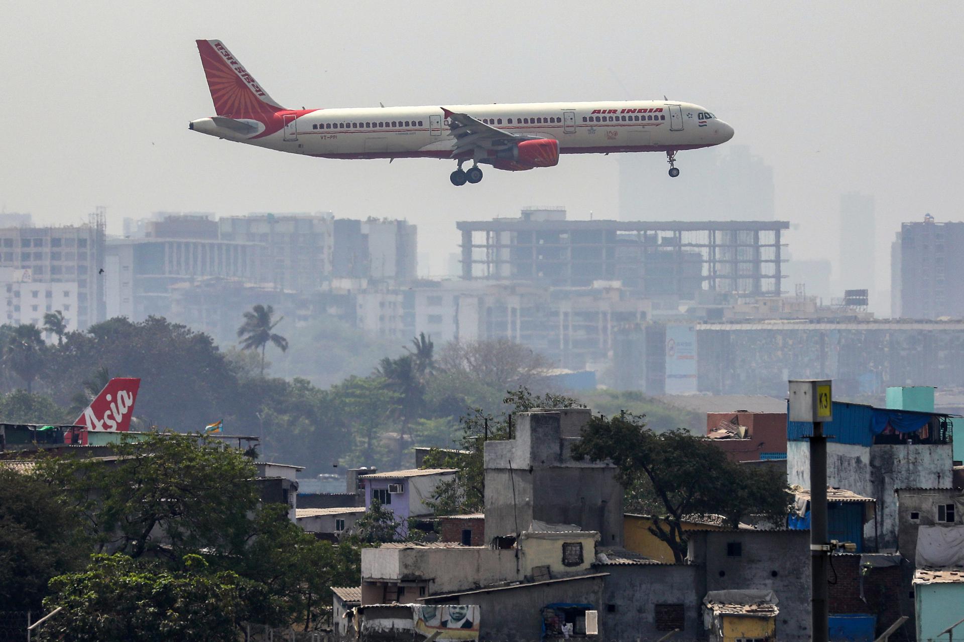 Accidente aéreo en India: 169 indios y 61 extranjeros a bordo del vuelo siniestrado