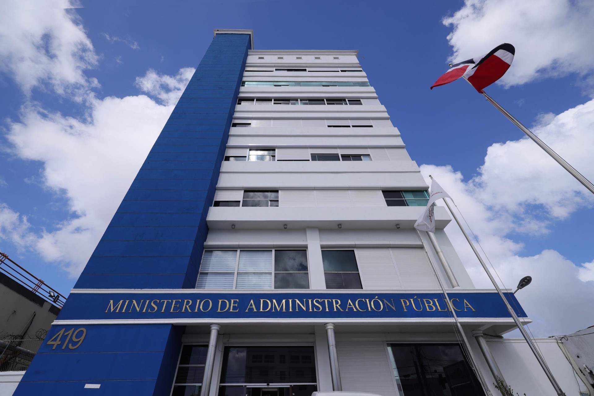 Nuevos horarios laborales en oficinas públicas comenzarán a aplicarse en julio de 2025