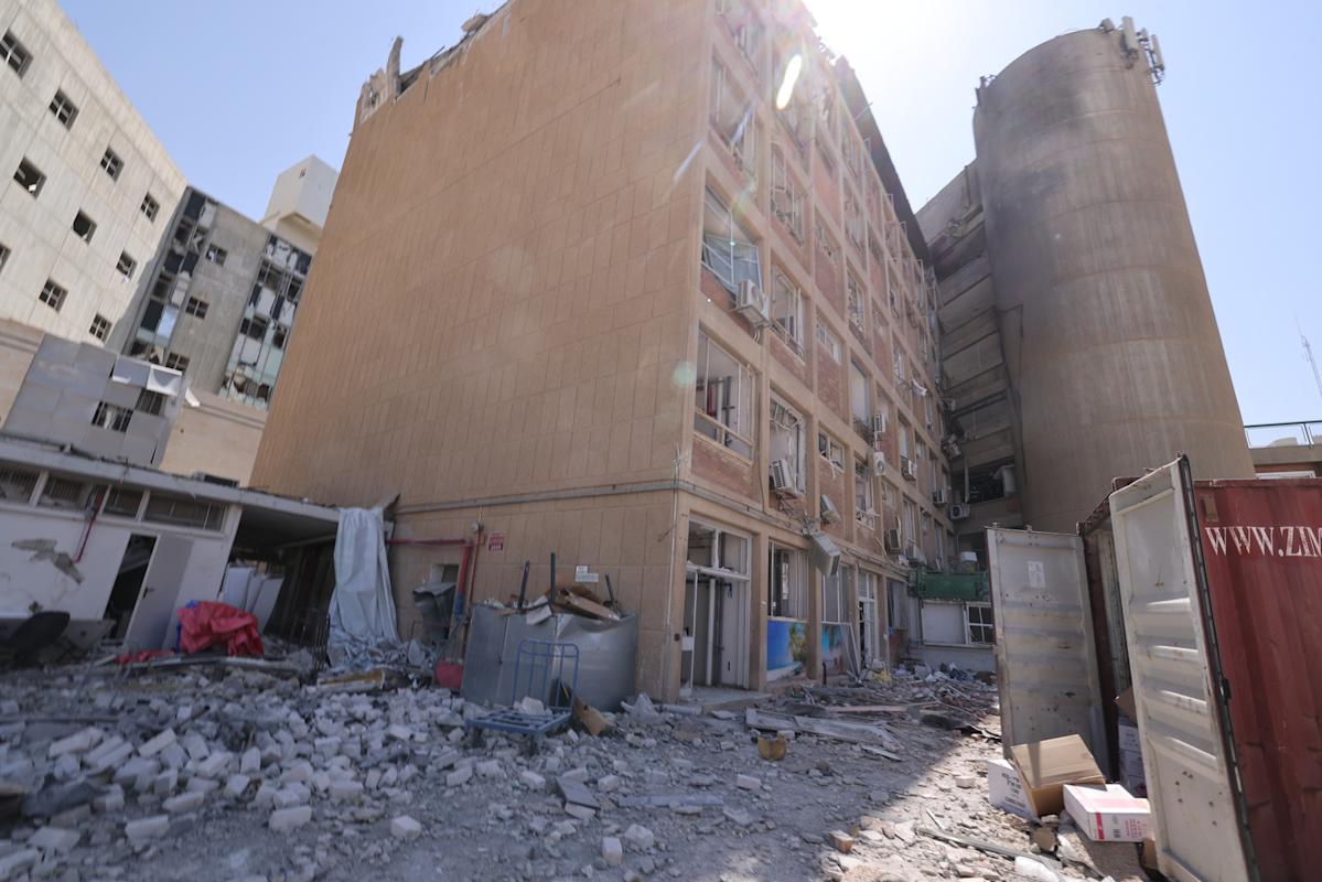 Un misil impacta en un hospital de Beersheba, Israel, causando daños materiales