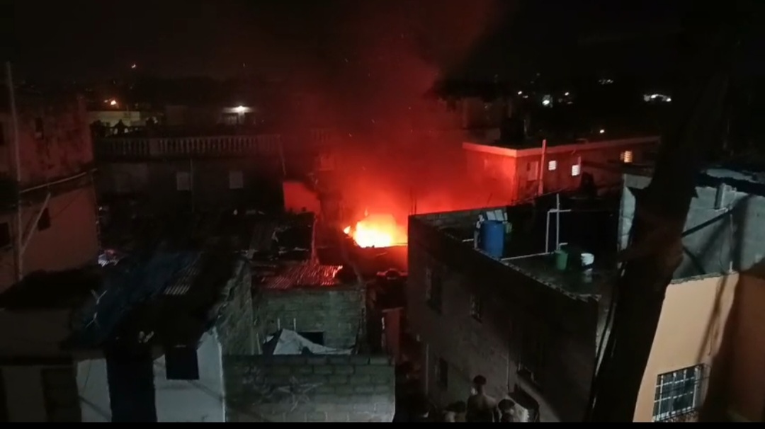 Explosión de tanque de gas provoca incendio en vivienda de docentes en Cristo Rey