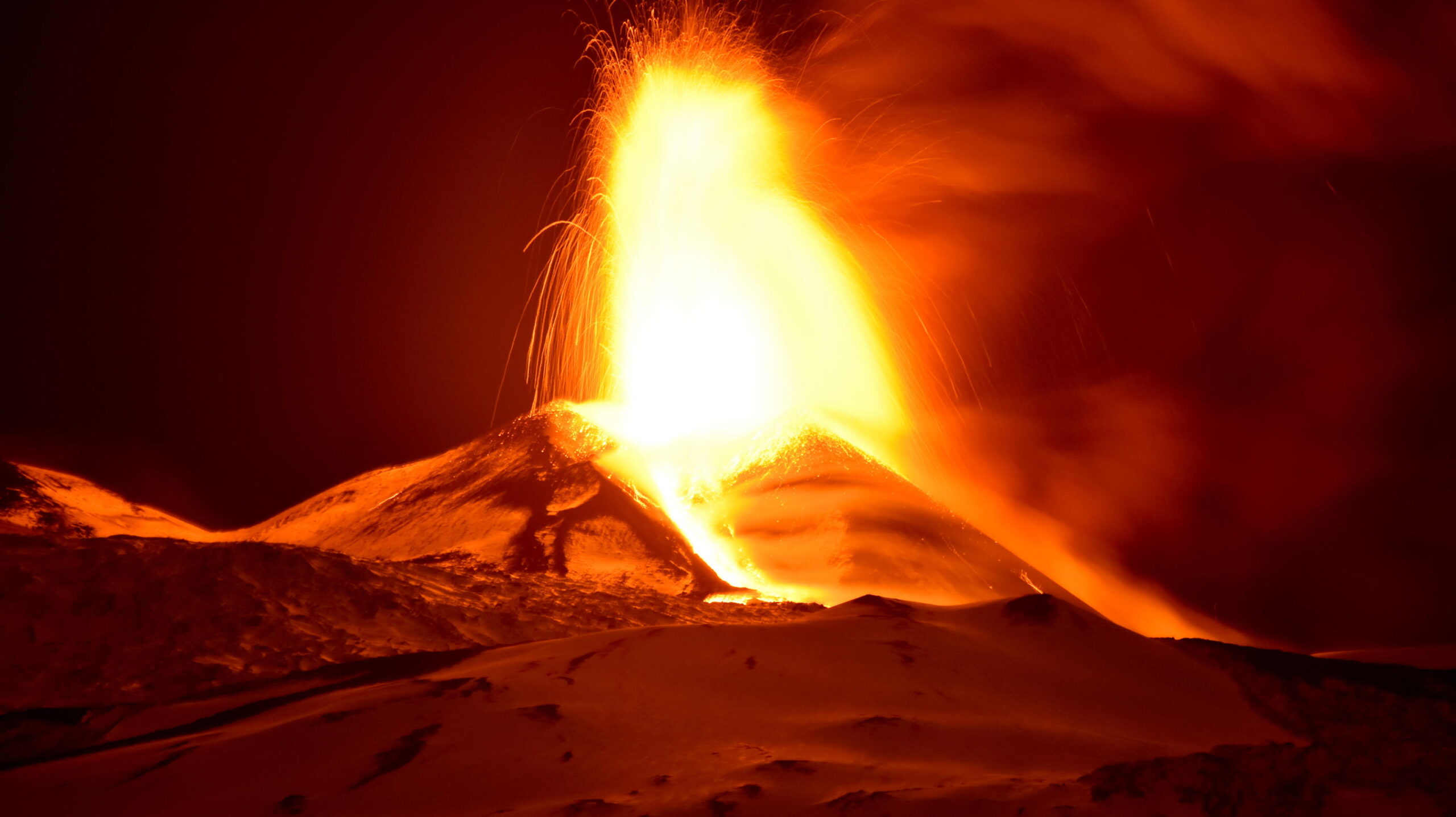 Alerta en el volcán Etna por erupciones repentinas y evacuación de turistas