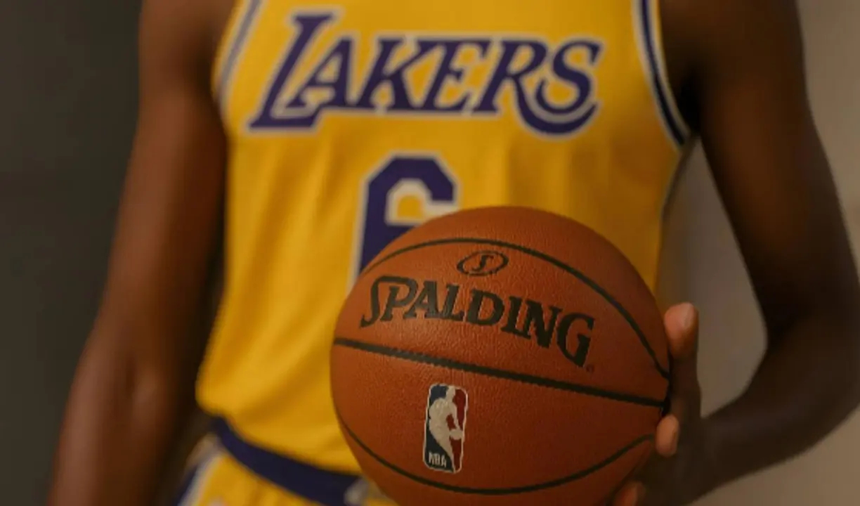 La familia Buss vende el 85 % de los Lakers por 10 mil millones de dólares: récord histórico en la NBA