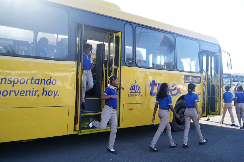 Williams Pérez Figuereo reivindica su rol como artífice del transporte escolar en RD