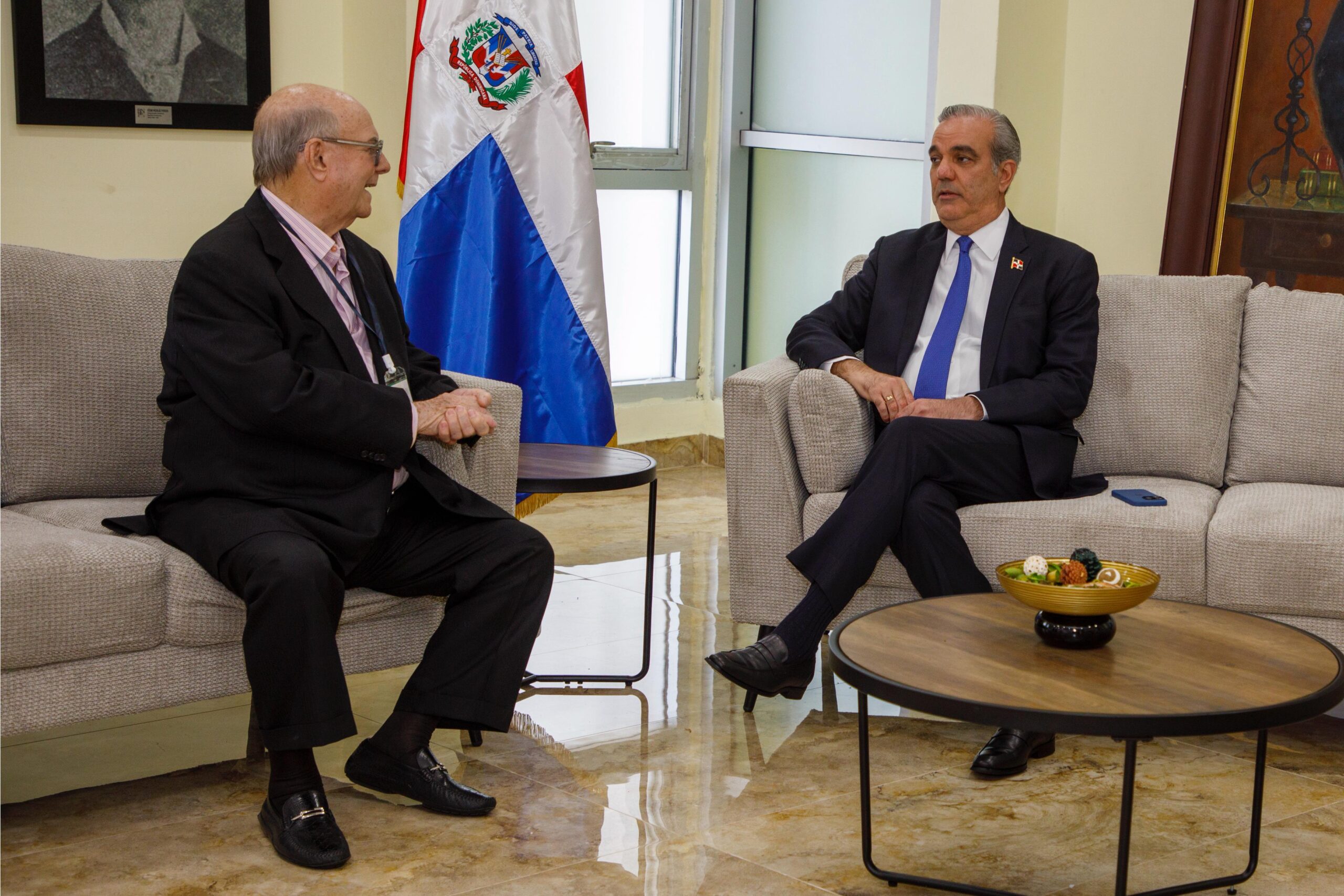 Abinader se reúne con Hipólito Mejía en el marco del diálogo nacional sobre Haití