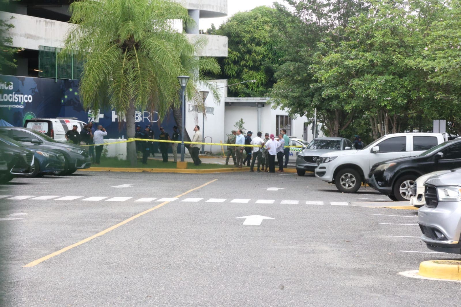 Fallece un hombre tras lanzarse del cuarto nivel del parqueo de Ágora Mall