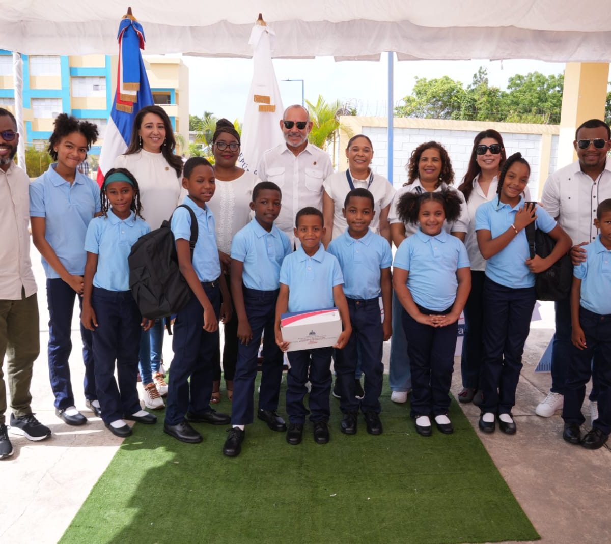 INABIE entrega utilería escolar y servicios de salud en Boca Chica durante jornada gubernamental
