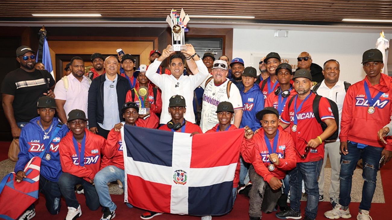 Ministro de Deportes reconoce a campeones de la Serie del Caribe Kids