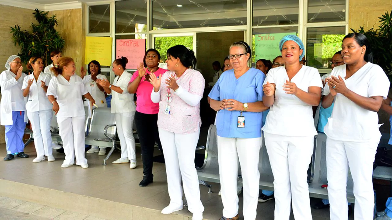 Gremios de enfermería anuncian paros regionales por mejoras laborales en República Dominicana