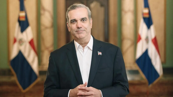 Presidente Abinader dona su salario anual a fundaciones sociales dominicanas