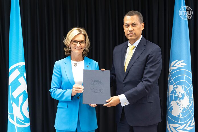 República Dominicana firma acuerdo con la UIT para transformar dos provincias en ciudades inteligentes