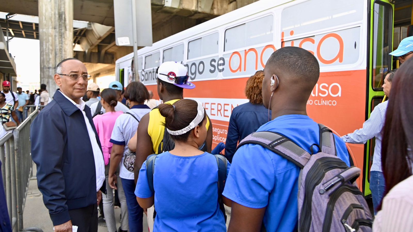 Cierre Temporal de Estaciones del Metro de Santo Domingo Genera Congestión de Usuarios