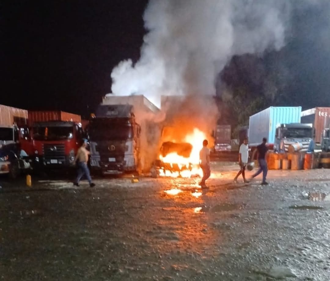 Ataques armados en Colombia dejan un herido y seis camiones incendiados en la vía Cali-Buenaventura