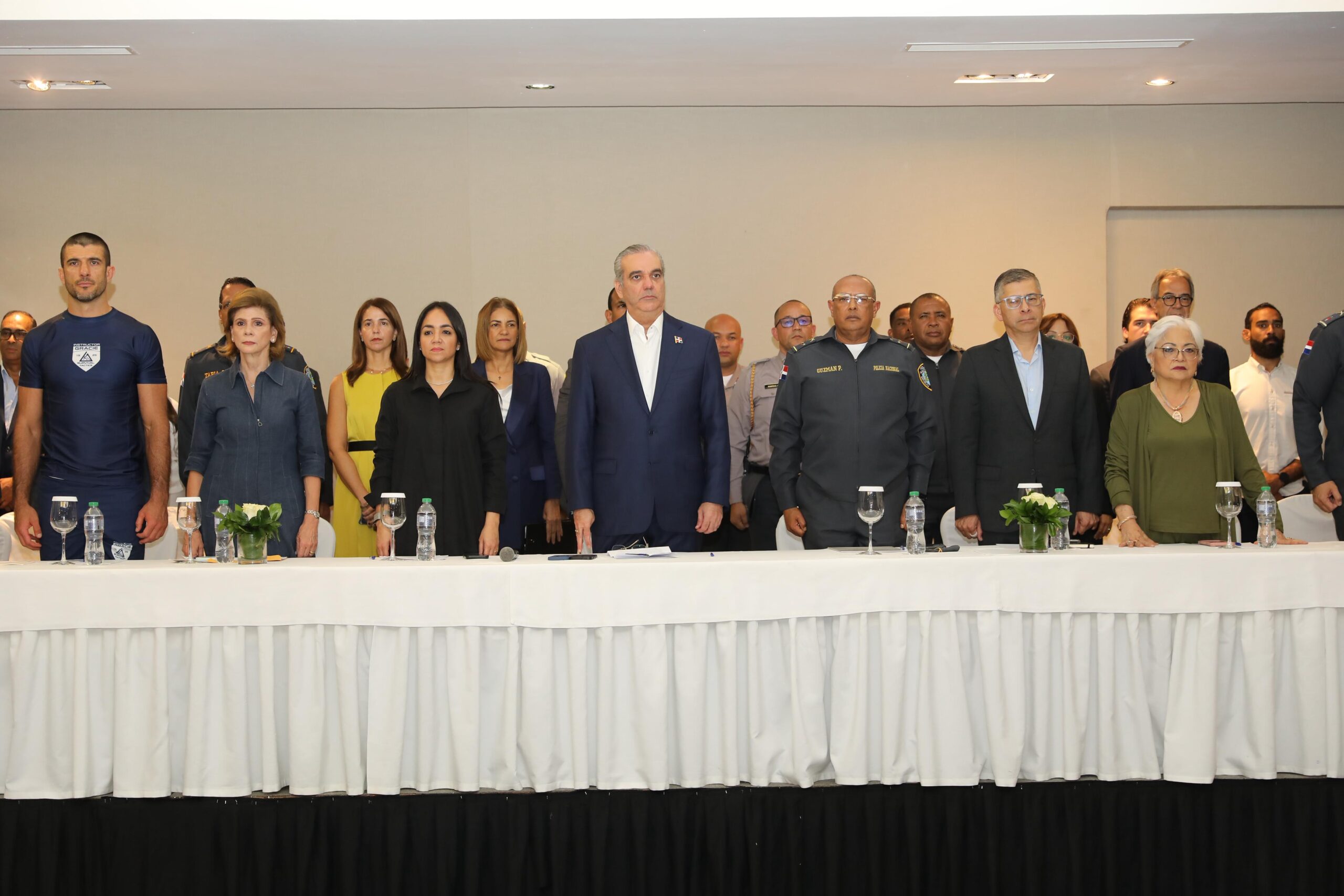 El Presidente Abinader refuerza la transformación policial mediante formación táctica especializada