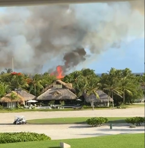 Incendio en Villas de Caletón en Cap Cana: Autoridades Trabajan para Sofocar el Fuego