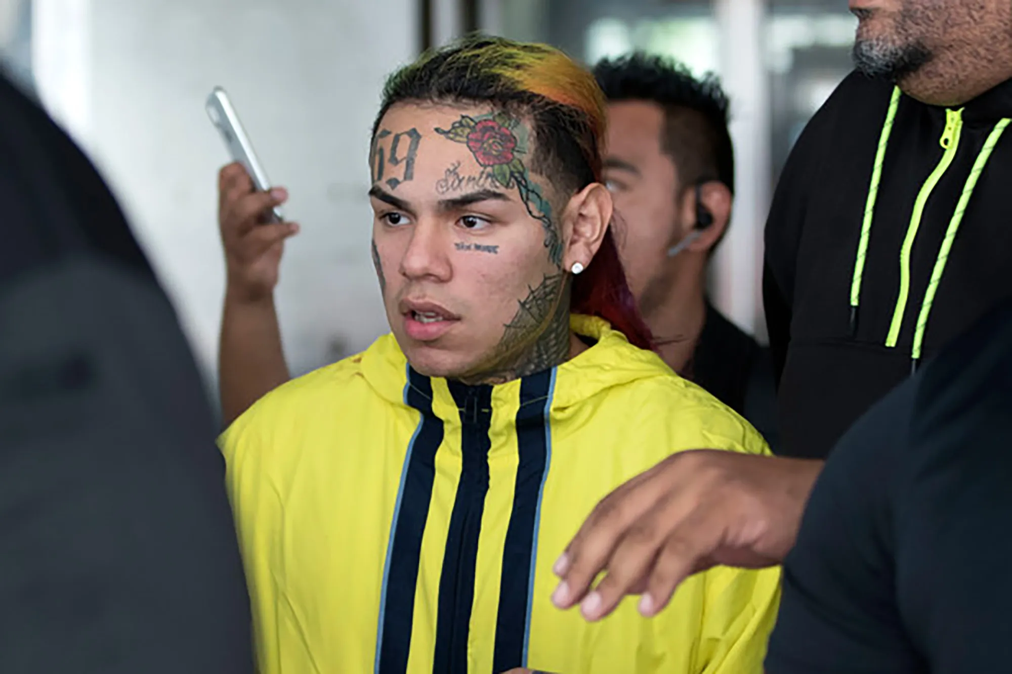 Tekashi 6ix9ine se declara culpable de posesión de drogas y enfrenta posible prisión