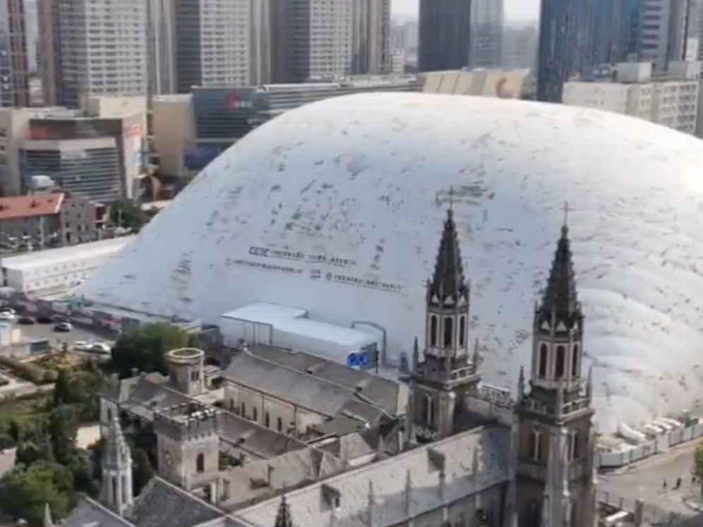 China innova en construcción urbana: una cúpula hinchable gigante transforma el panorama de las obras públicas