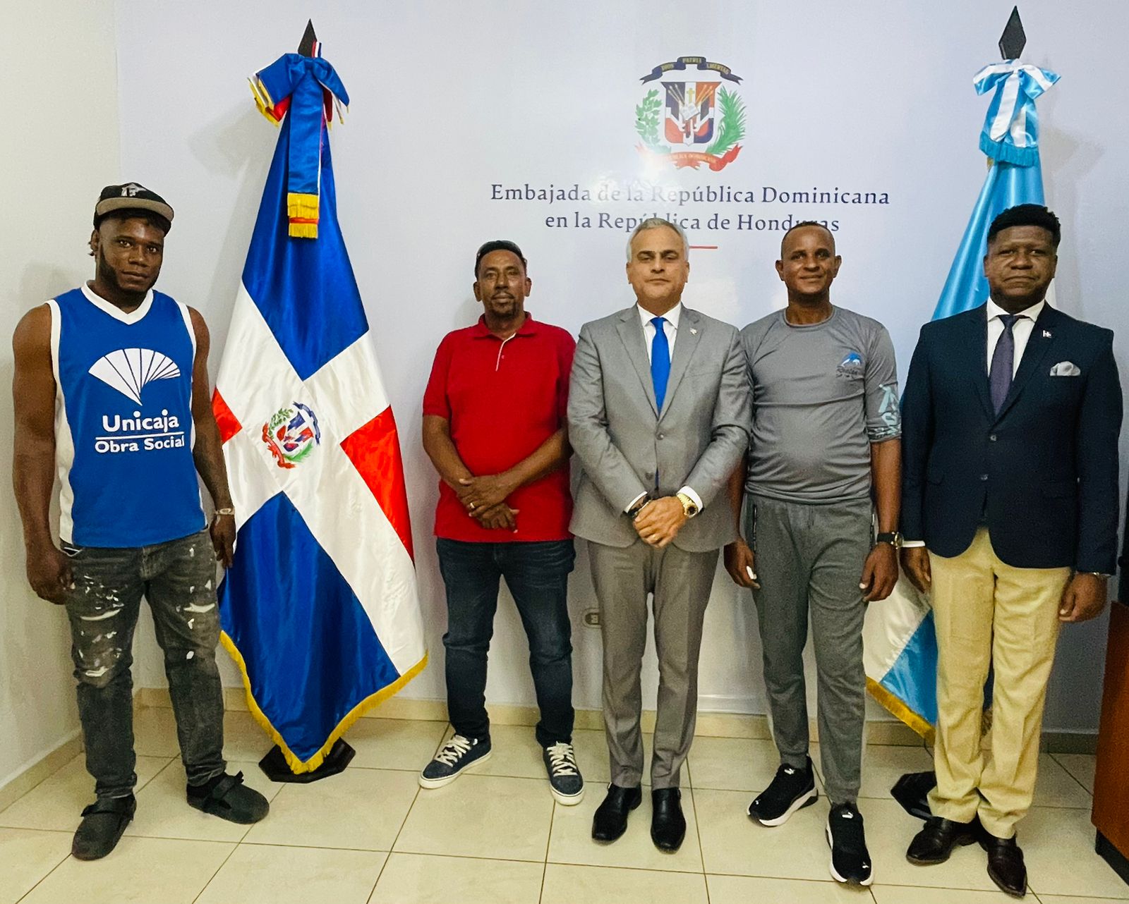 Embajada de la República Dominicana en la República de Honduras, asiste pescadores dominicanos en naufragio