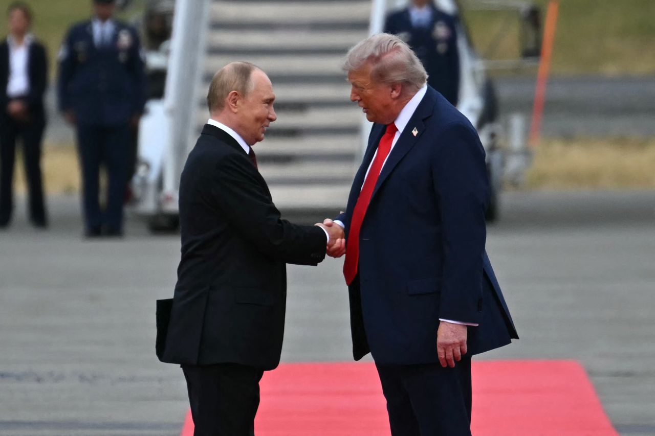 Saludo entre Trump y Putin en Alaska marca un giro histórico en relaciones diplomáticas
