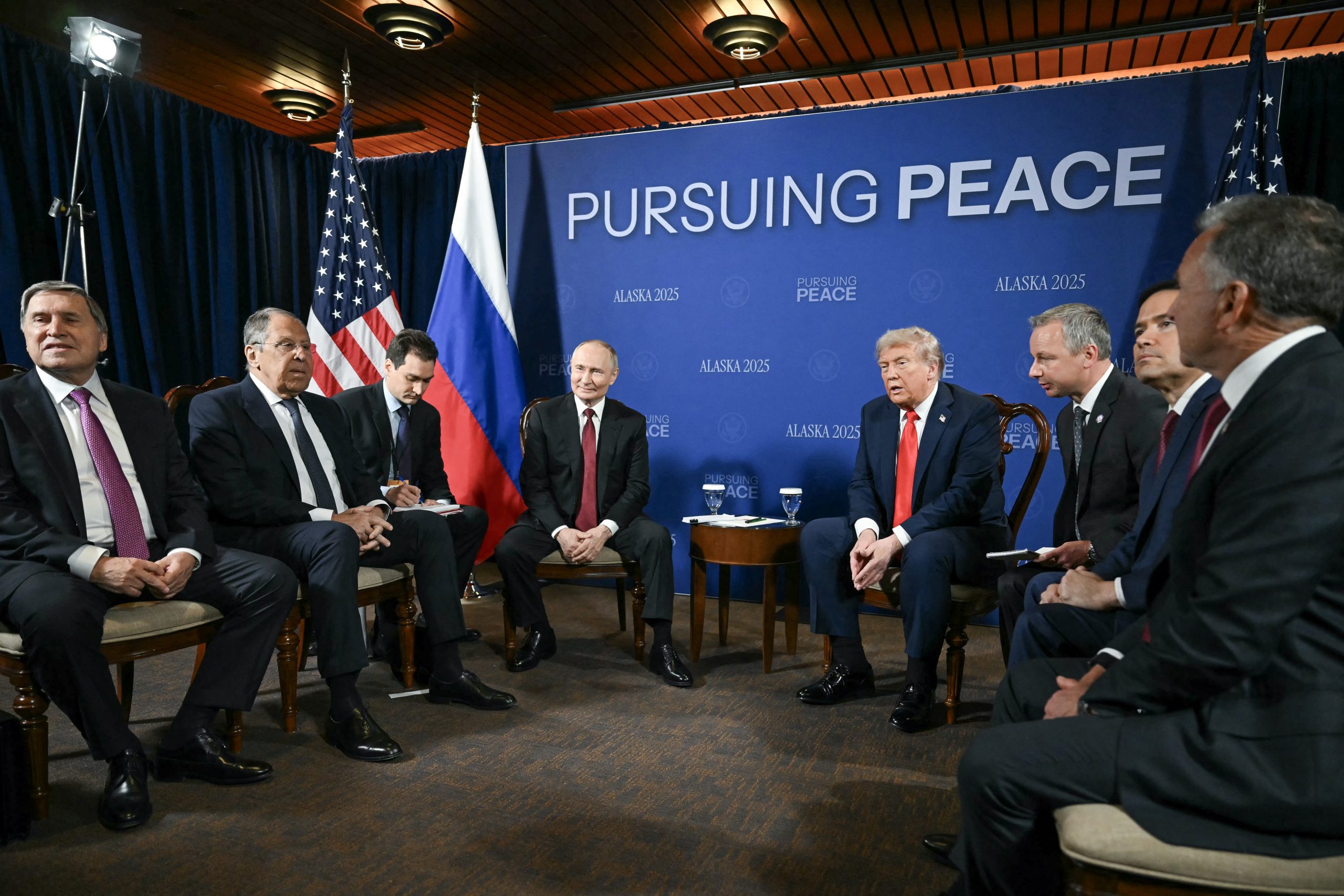 Reunión entre Trump y Putin inicia en Alaska con delegaciones de alto nivel
