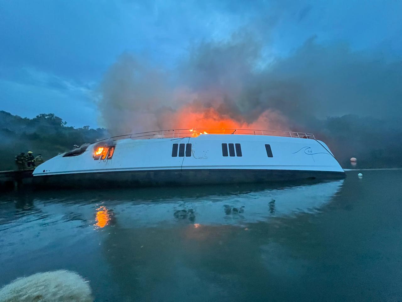 Incendio en embarcación en la Bahía de Luperón, Puerto Plata: Autoridades investigan el siniestro