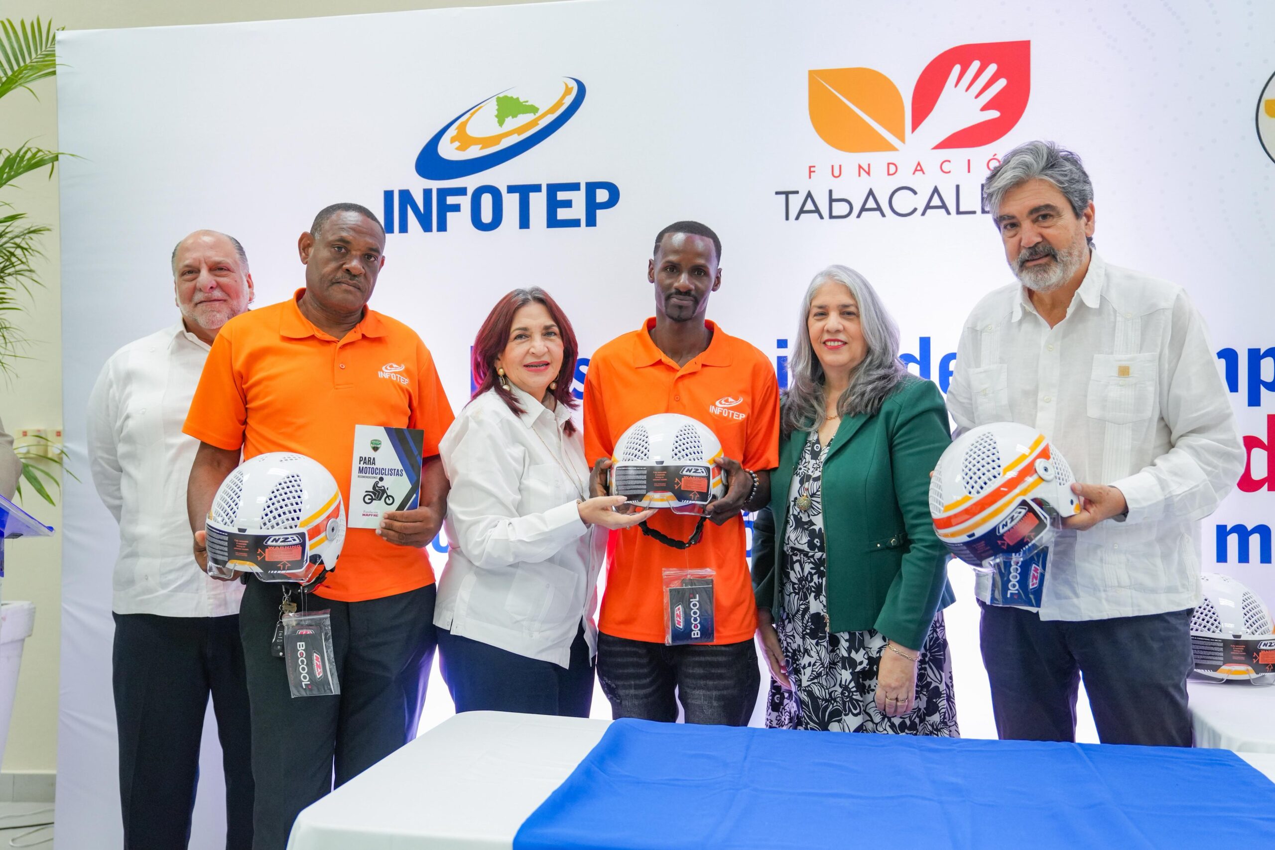 Infotep y Fundación Tabacalera entregan cascos protectores a motociclistas en La Romana