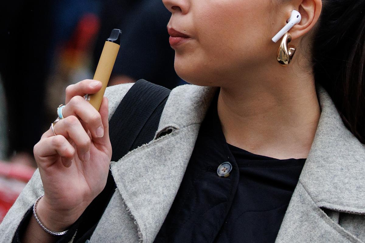 Singapur considera tratar el vapeo como una droga con penas de prisión